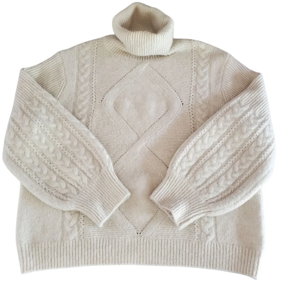 a LOVES a Biege Alpaca/Wool Blend Cable Knit Turtle Neck Balloon Sleeve‎ Sweater